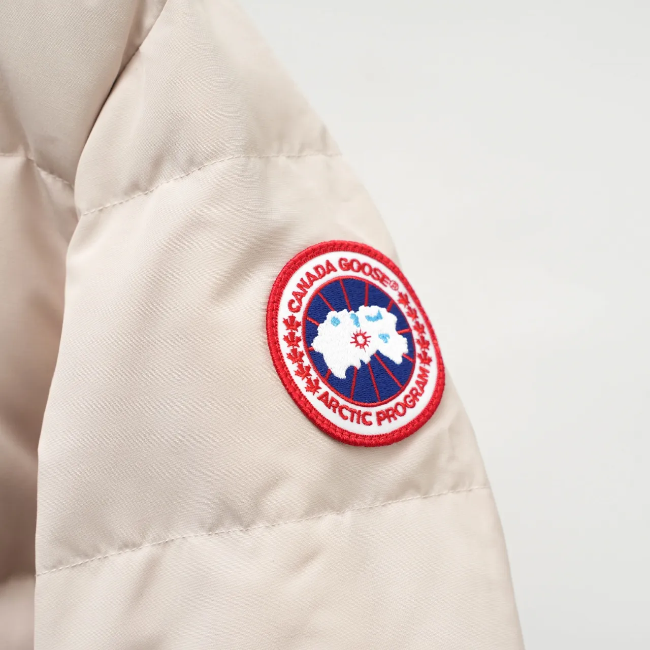 P740 CANADA GOOSE丨Canada Goose 29 New 2048 Hairless Collar Hooded Down Jacket Color: Off-white Red Label Size: XS-XXL